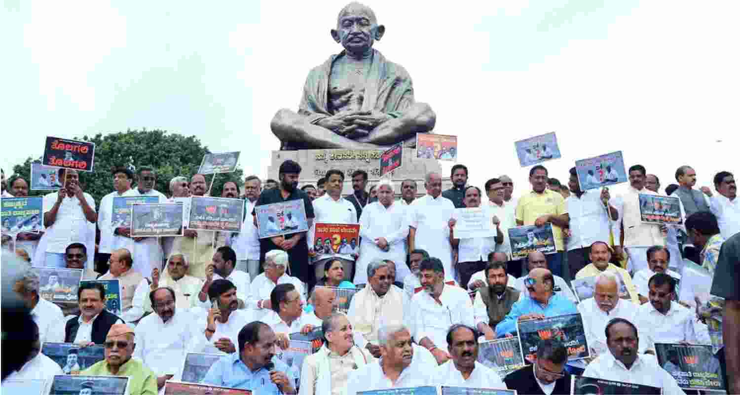 Karnataka Congress stages protest against Guv
 Karnataka Congress stages protest against Guv