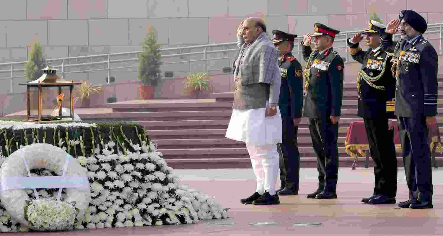 On the occasion of Vijay Diwas, Raksha Mantri Rajnath Singh paid homage to our brave soldiers and laid a wreath at the National War Memorial, New Delhi.  On the occasion of Vijay Diwas, Raksha Mantri Rajnath Singh paid homage to our brave soldiers and laid a wreath at the National War Memorial, New Delhi.