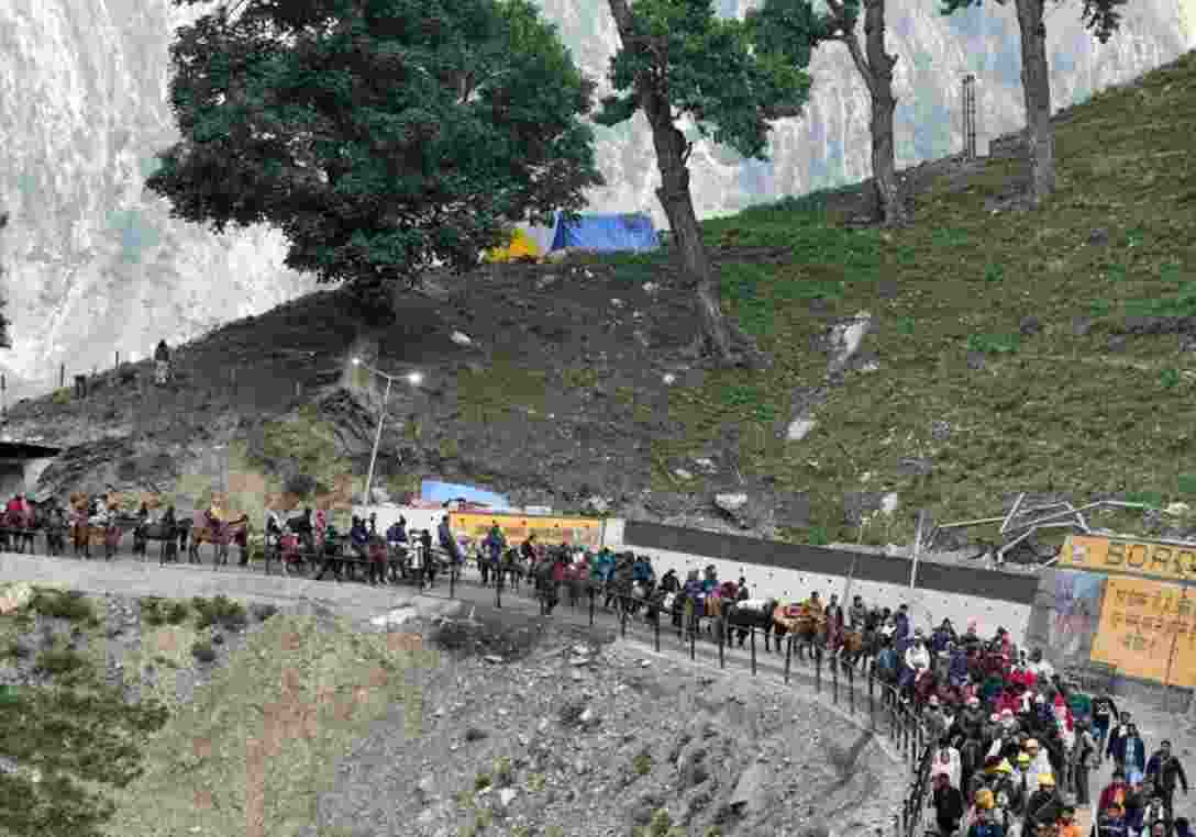 For the past week, between 4,600 and 6,500 pilgrims have been leaving Jammu daily for the twin base camps of Baltal and Pahalgam. For the past week, between 4,600 and 6,500 pilgrims have been leaving Jammu daily for the twin base camps of Baltal and Pahalgam.
