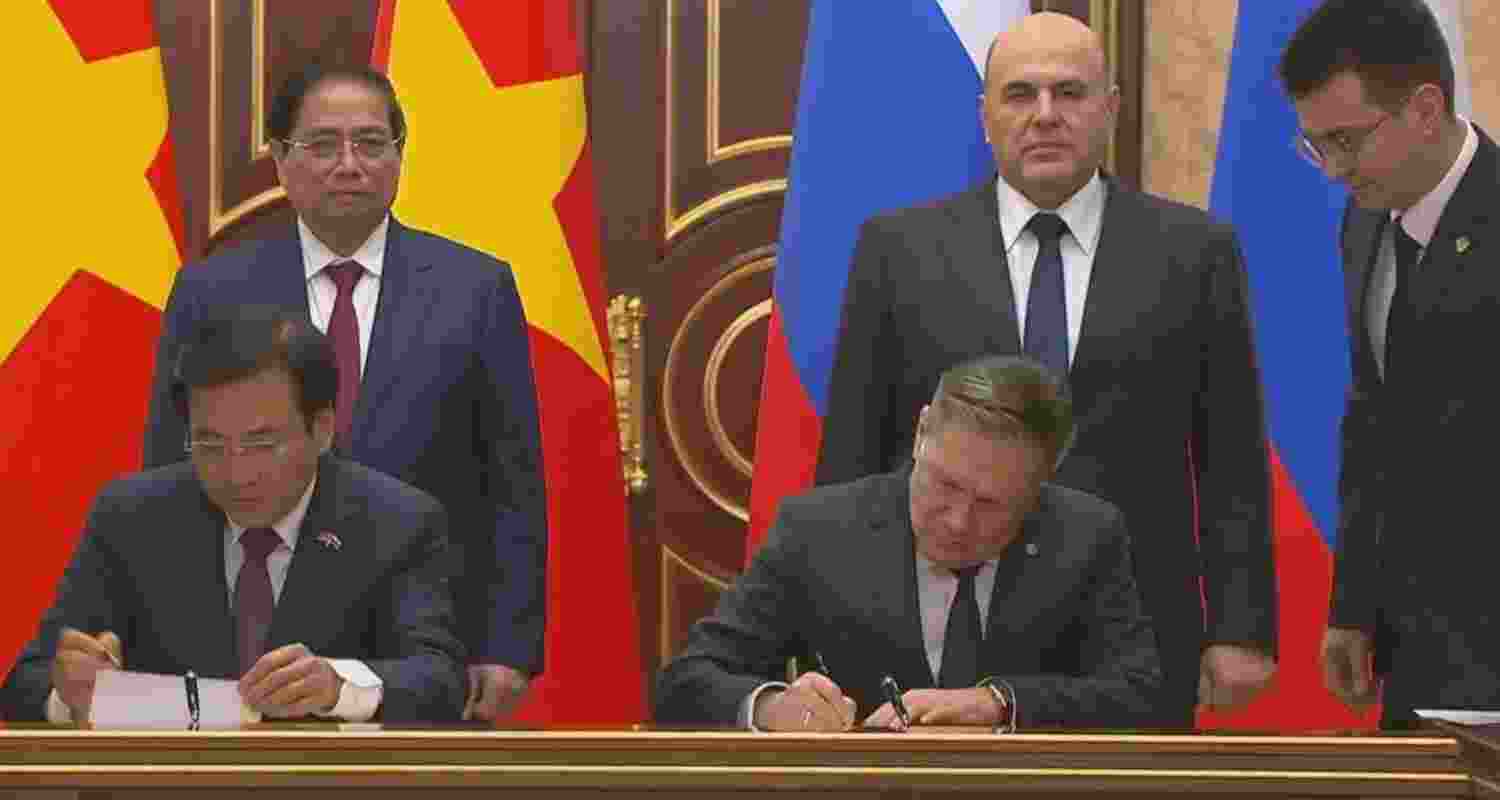 Vietnam signs deal with Russia to build Ninh Thuan 1 nuclear plant, reviving atomic energy plans to boost energy security and cut emissions. Vietnam signs deal with Russia to build Ninh Thuan 1 nuclear plant, reviving atomic energy plans to boost energy security and cut emissions.