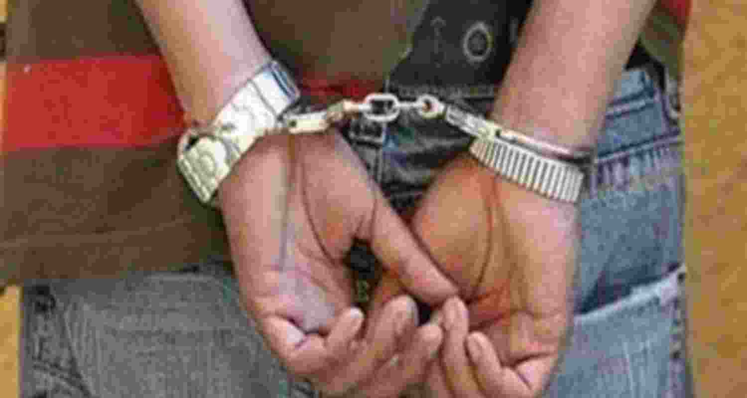 2 B’deshis held for sneaking into N Bengal during Durga Puja 2 B’deshis held for sneaking into N Bengal during Durga Puja