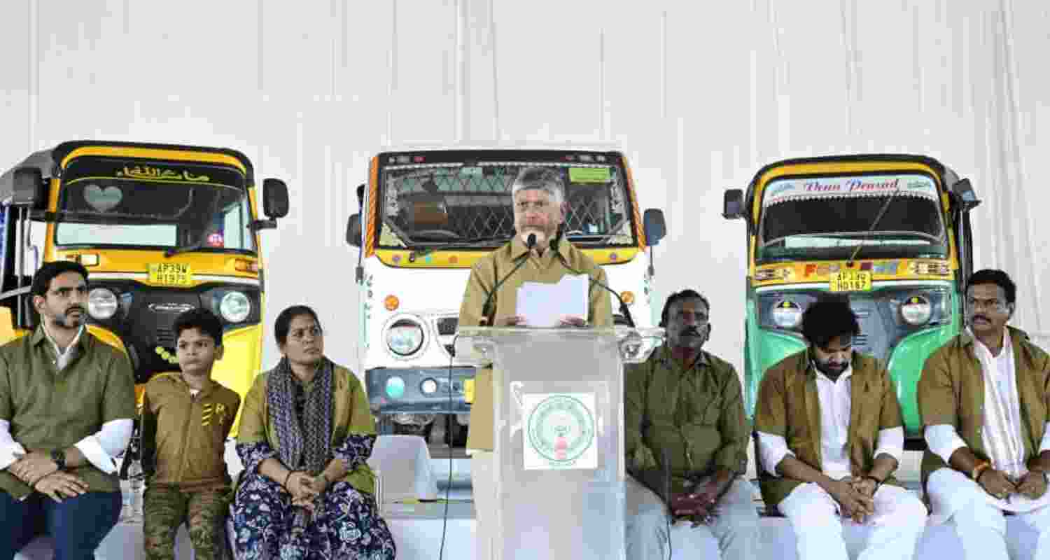 Andhra CM Naidu unveils ‘Auto Driverla Sevalo’ scheme Andhra CM Naidu unveils ‘Auto Driverla Sevalo’ scheme