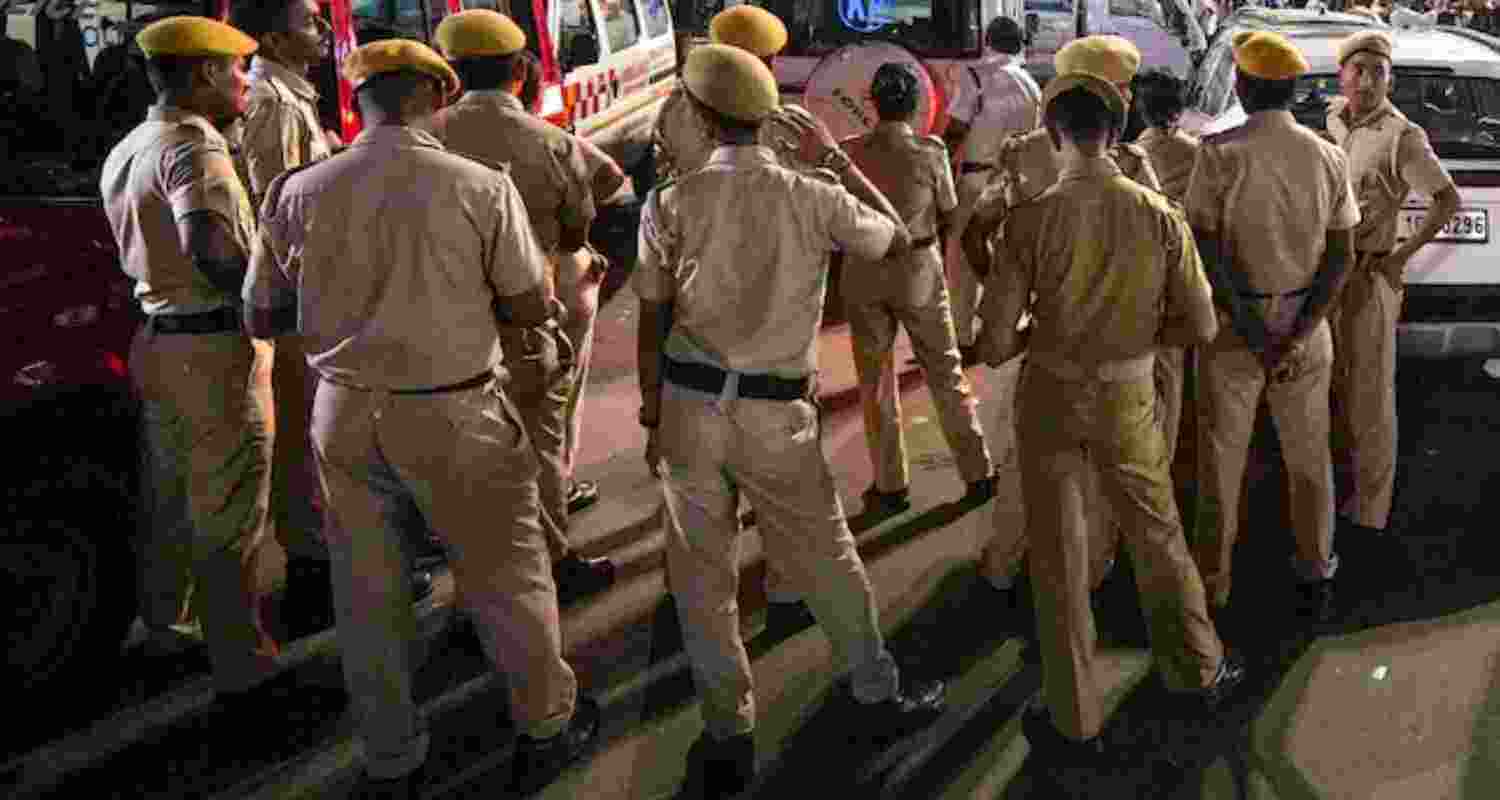 Representative Image. Two Bangladeshi nationals rescued in Kolkata outskirts; police arrest two, including a Bangladeshi citizen, over Rs 3 lakh ransom demand case. Representative Image. Two Bangladeshi nationals rescued in Kolkata outskirts; police arrest two, including a Bangladeshi citizen, over Rs 3 lakh ransom demand case.