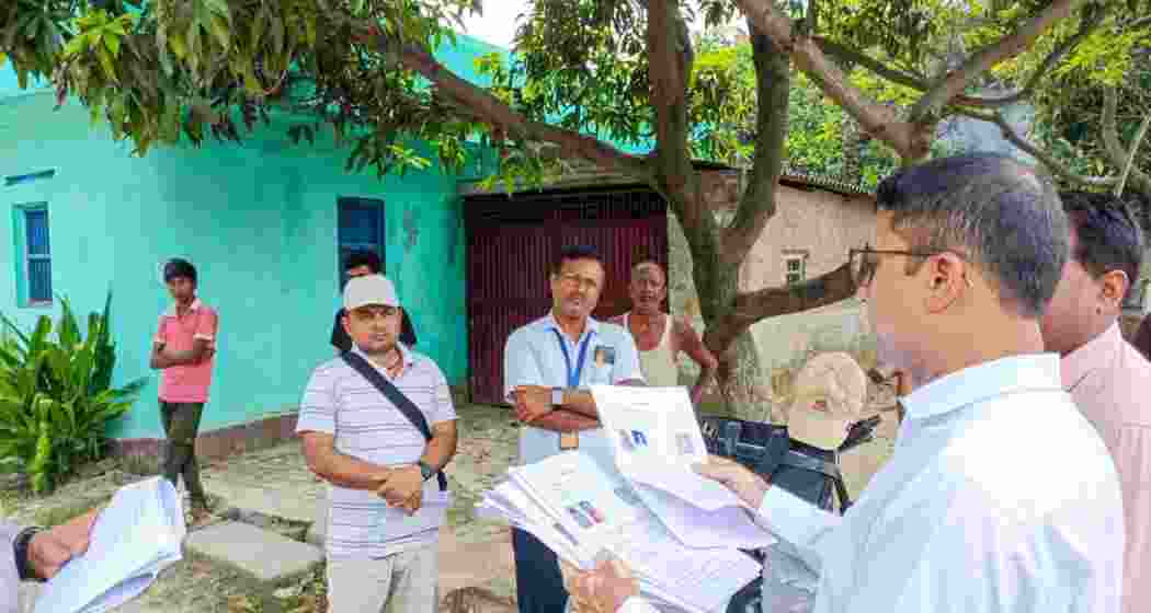 District Election Officer and District Magistrate Aman Sameer carries out a house-to-house visit in various panchayats under the Ekma Assembly Constituency to verify the work being done by Booth Level Officers and review the ongoing activities related to the special intensive revision campaign of the voter list, in Saran. District Election Officer and District Magistrate Aman Sameer carries out a house-to-house visit in various panchayats under the Ekma Assembly Constituency to verify the work being done by Booth Level Officers and review the ongoing activities related to the special intensive revision campaign of the voter list, in Saran.
