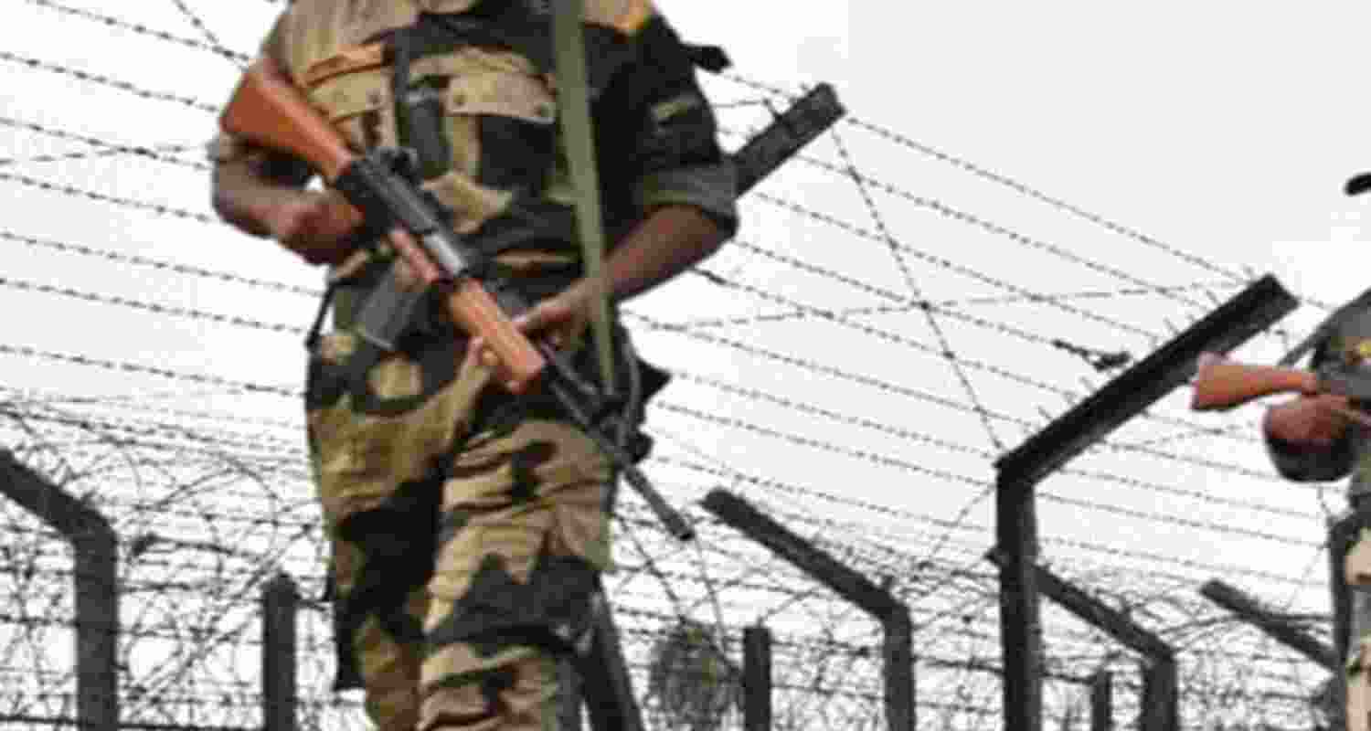 Smuggling bid foiled at India-B'desh border; 1 dead, 1 hurt Smuggling bid foiled at India-B'desh border; 1 dead, 1 hurt