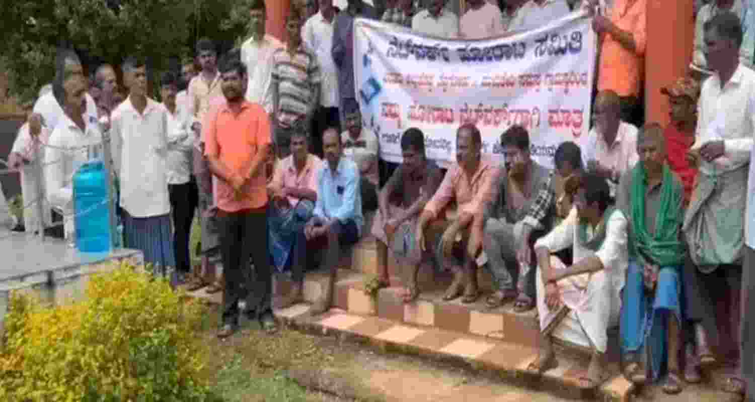 People from at least four villages under the Barur Gram Panchayat of Sagar Taluk — Barur, Kallukoppa, Theppagodu, and Mulukeri — held banners and protested outside the gram panchayat office. People from at least four villages under the Barur Gram Panchayat of Sagar Taluk — Barur, Kallukoppa, Theppagodu, and Mulukeri — held banners and protested outside the gram panchayat office.