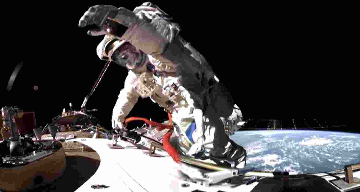 Chinese astronauts set 9-hour spacewalk record Chinese astronauts set 9-hour spacewalk record