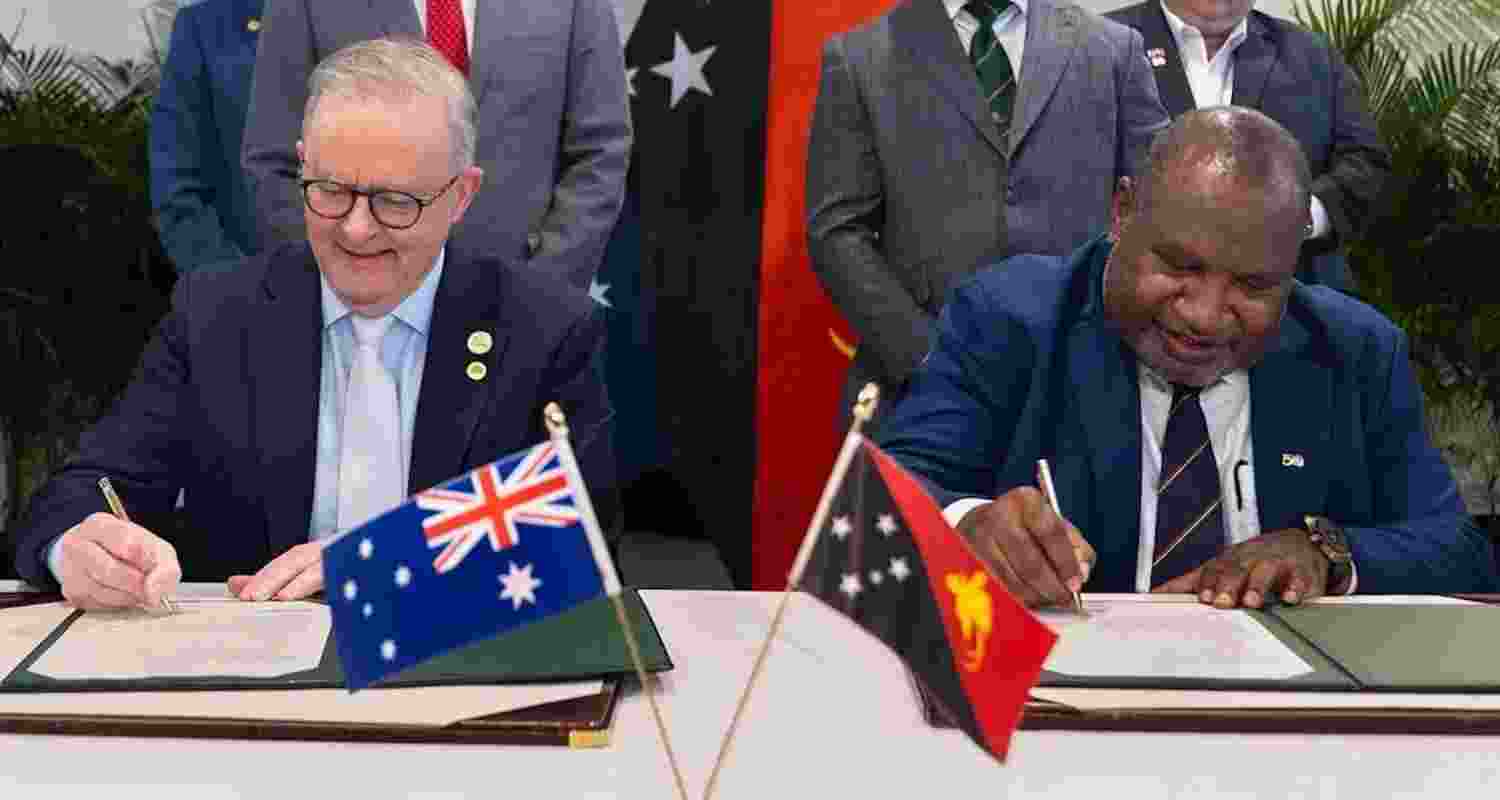 Prime Minister Anthony Albanese and his Papua New Guinea counterpart James Marape have signed a communique supporting a future mutual defence pact. Prime Minister Anthony Albanese and his Papua New Guinea counterpart James Marape have signed a communique supporting a future mutual defence pact.