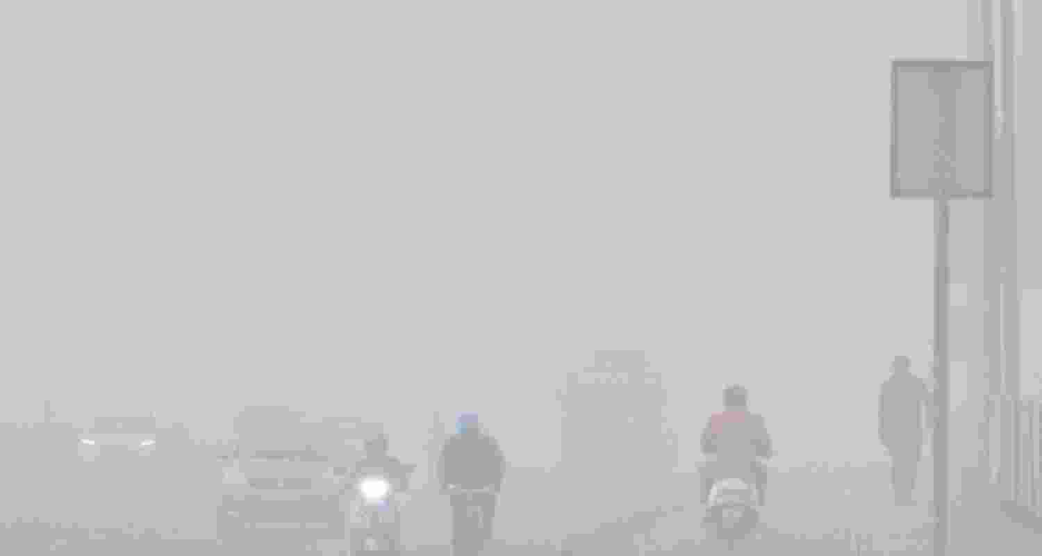 Dense fog engulfs Delhi NCR, disrupts visibility & flights Dense fog engulfs Delhi NCR, disrupts visibility & flights