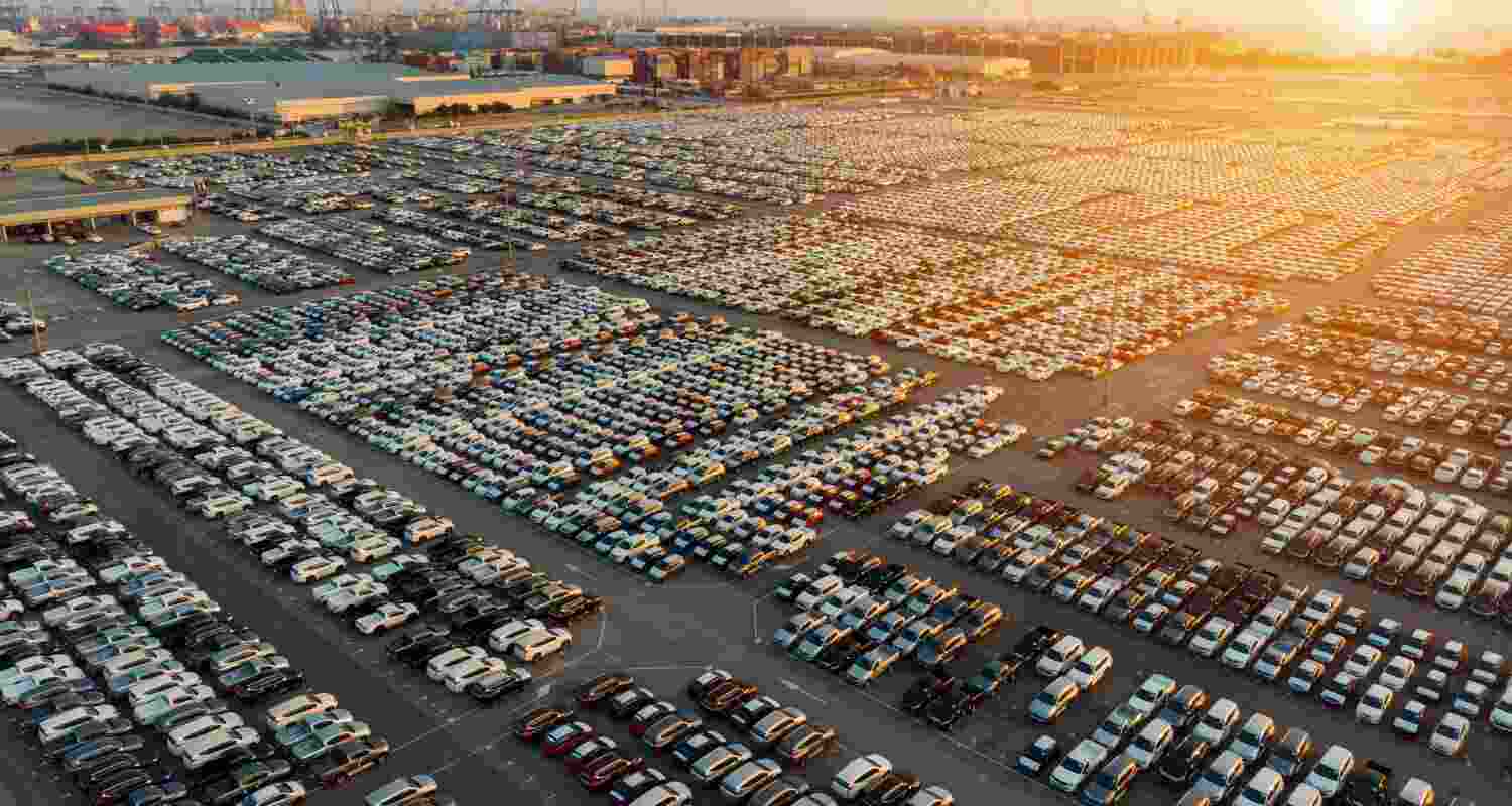 Passenger vehicle exports grew 23 per cent to 2,41,554 units in September quarter as against 1,96,196 units in the same period of last fiscal Passenger vehicle exports grew 23 per cent to 2,41,554 units in September quarter as against 1,96,196 units in the same period of last fiscal