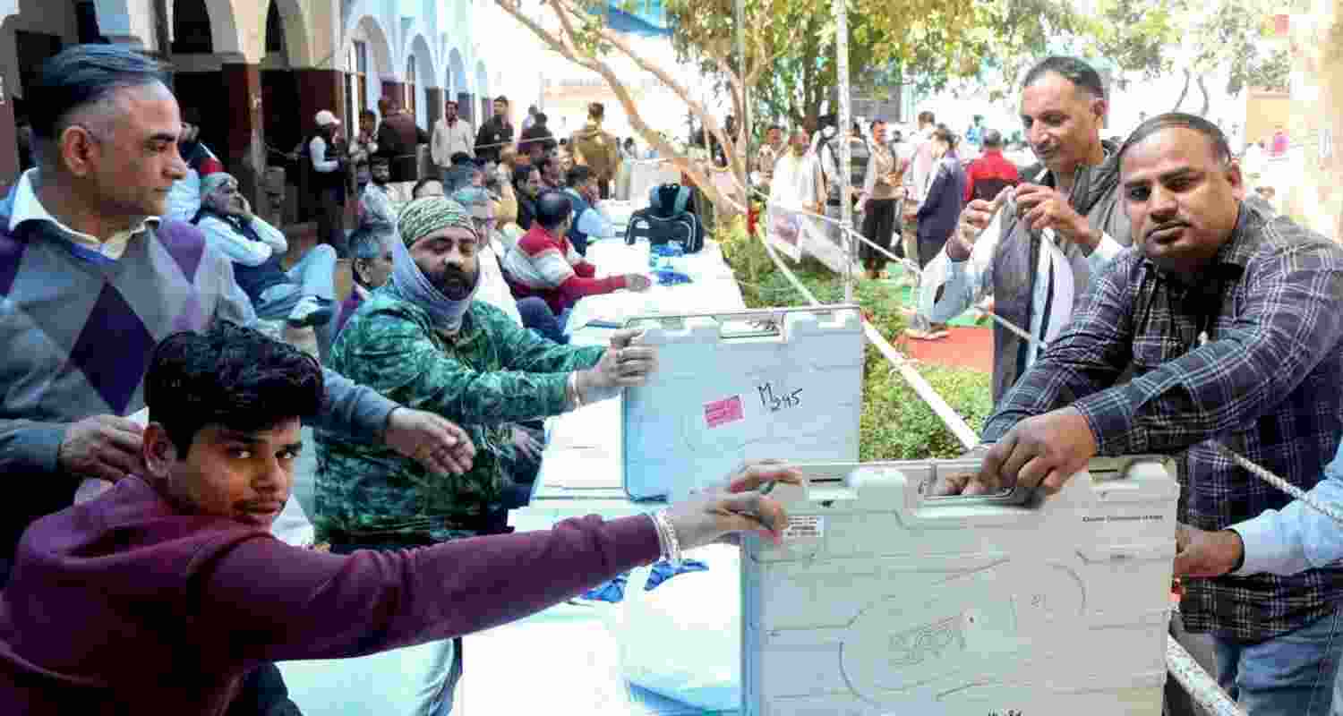 Elections were also held to elect presidents and ward members of four municipal councils -- Ambala Sadar, Pataudi Jatoli Mandi, Thanesar, and Sirsa. Elections were also held to elect presidents and ward members of four municipal councils -- Ambala Sadar, Pataudi Jatoli Mandi, Thanesar, and Sirsa.