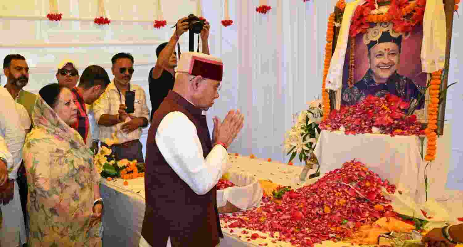 Himachal Pradesh Governor Shiv Pratap Shukla pay tributes to former Chief Minister Virbhadra Singh on his fourth death anniversary. Himachal Pradesh Governor Shiv Pratap Shukla pay tributes to former Chief Minister Virbhadra Singh on his fourth death anniversary.