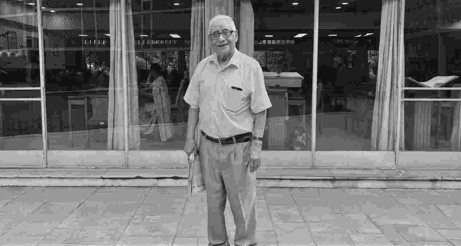 Veteran journalist and former Rajya Sabha MP HK Dua passes away at 88. The Padma Bhushan awardee edited Hindustan Times, Indian Express and The Tribune. Veteran journalist and former Rajya Sabha MP HK Dua passes away at 88. The Padma Bhushan awardee edited Hindustan Times, Indian Express and The Tribune.