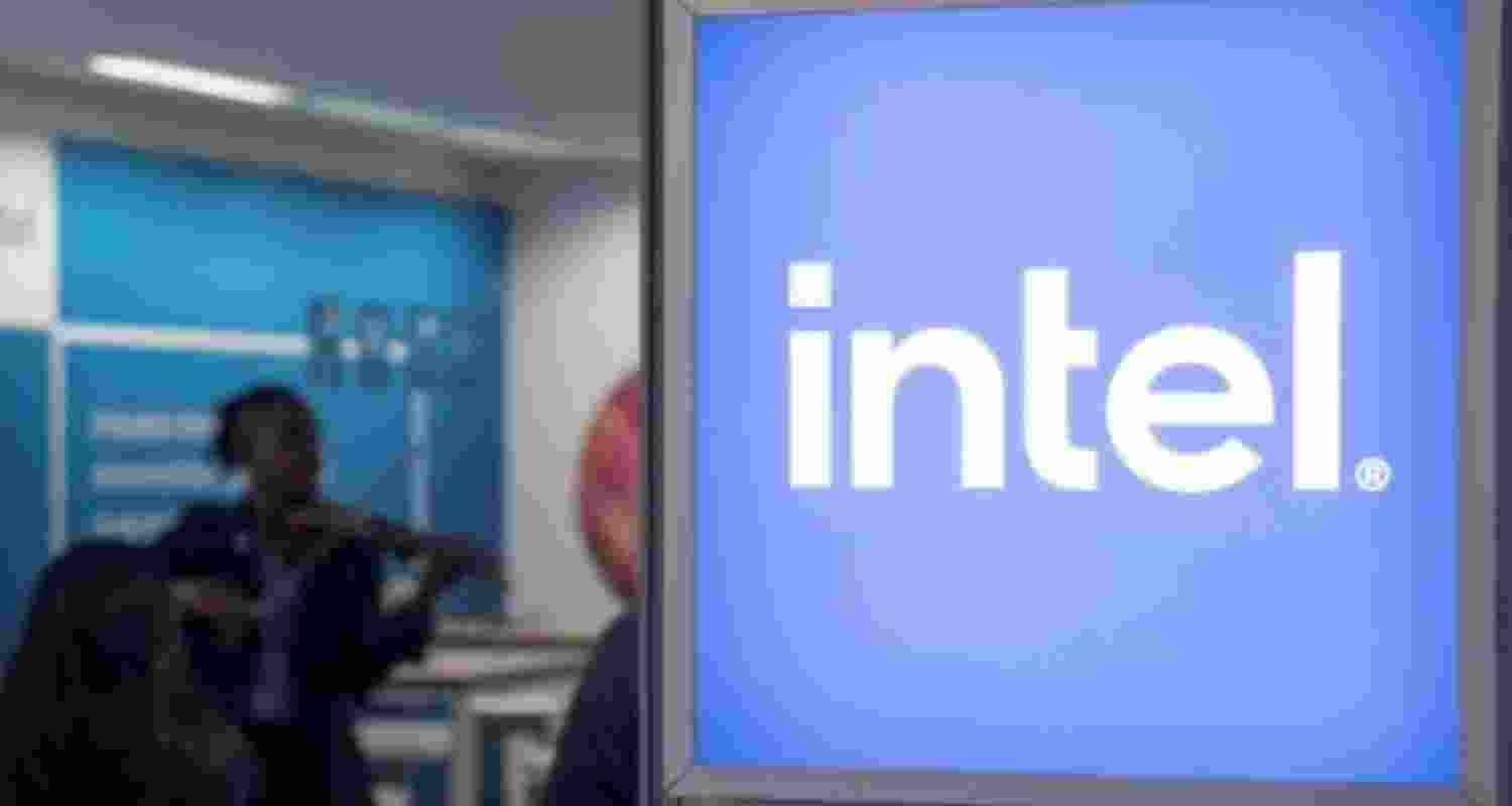 Intel reaches deal to make chips for US military
Intel reaches deal to make chips for US military