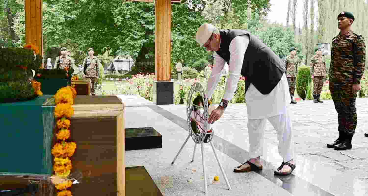 Jammu and Kashmir Chief Minister Omar Abdullah on Tuesday laid a wreath and paid rich tribute to the two soldiers, who died during an encounter in Kulgam. Jammu and Kashmir Chief Minister Omar Abdullah on Tuesday laid a wreath and paid rich tribute to the two soldiers, who died during an encounter in Kulgam.