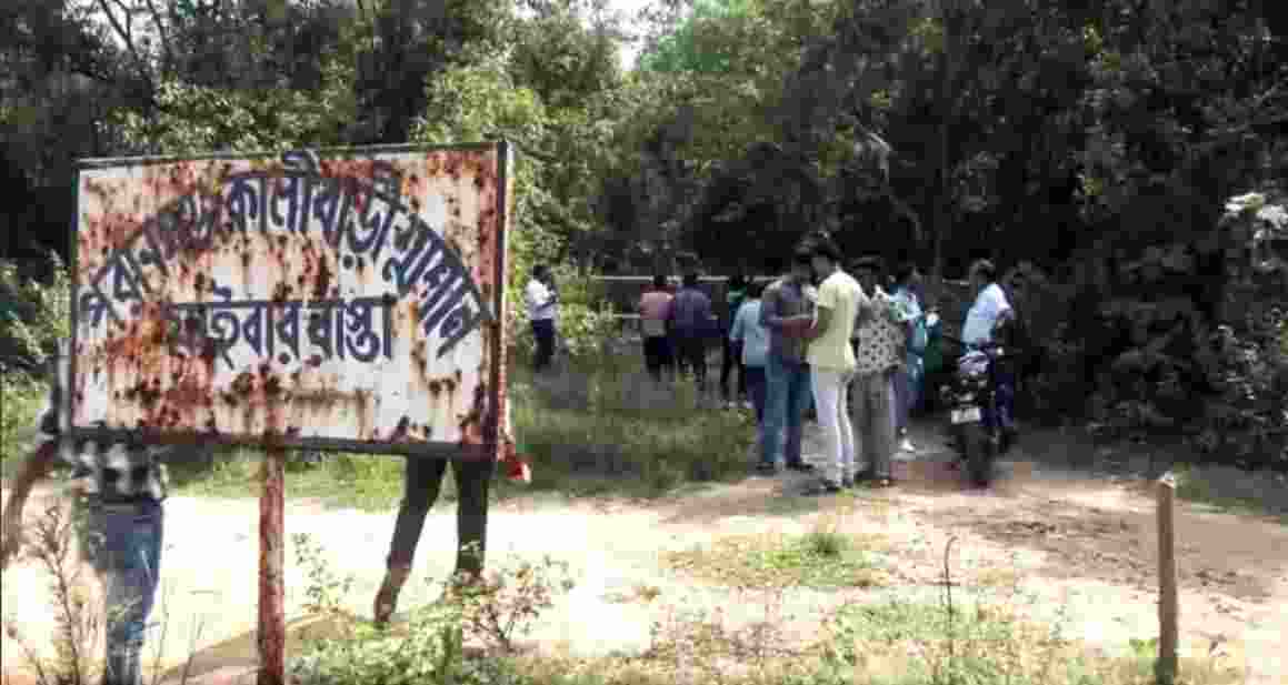 The accused were asked to demonstrate their positions and reenact exactly what had happened on the night of the incident. The victim’s classmate, who was accompanying her that night, was also taken to the spot. The accused were asked to demonstrate their positions and reenact exactly what had happened on the night of the incident. The victim’s classmate, who was accompanying her that night, was also taken to the spot.