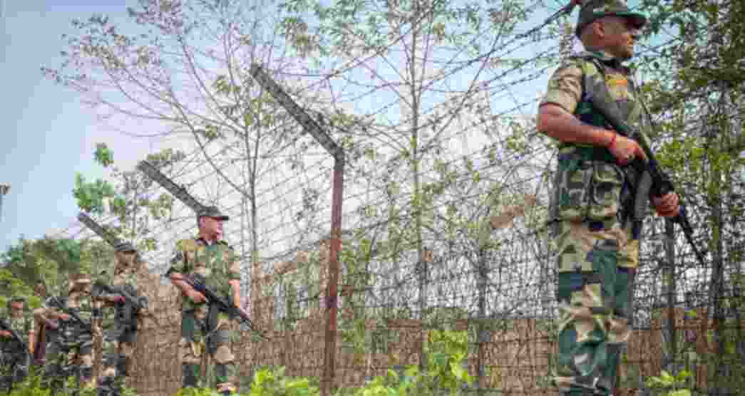 Pak violates LoC ceasefire for 12th night, Indian Army retaliates Pak violates LoC ceasefire for 12th night, Indian Army retaliates
