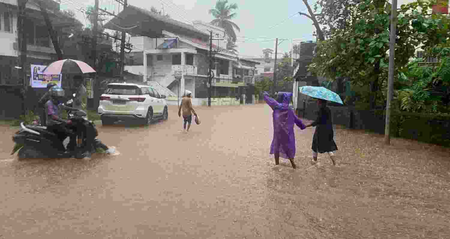 IMD issues red alert as Karnataka braces for heavy rainfall IMD issues red alert as Karnataka braces for heavy rainfall