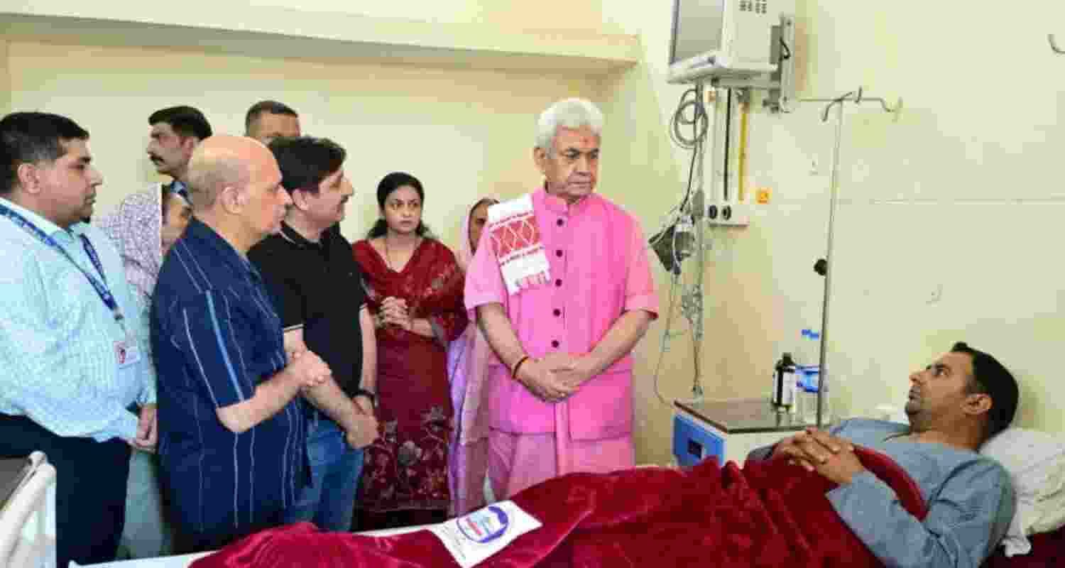 L-G Sinha visits hospital, checks on cops injured in Kathua L-G Sinha visits hospital, checks on cops injured in Kathua