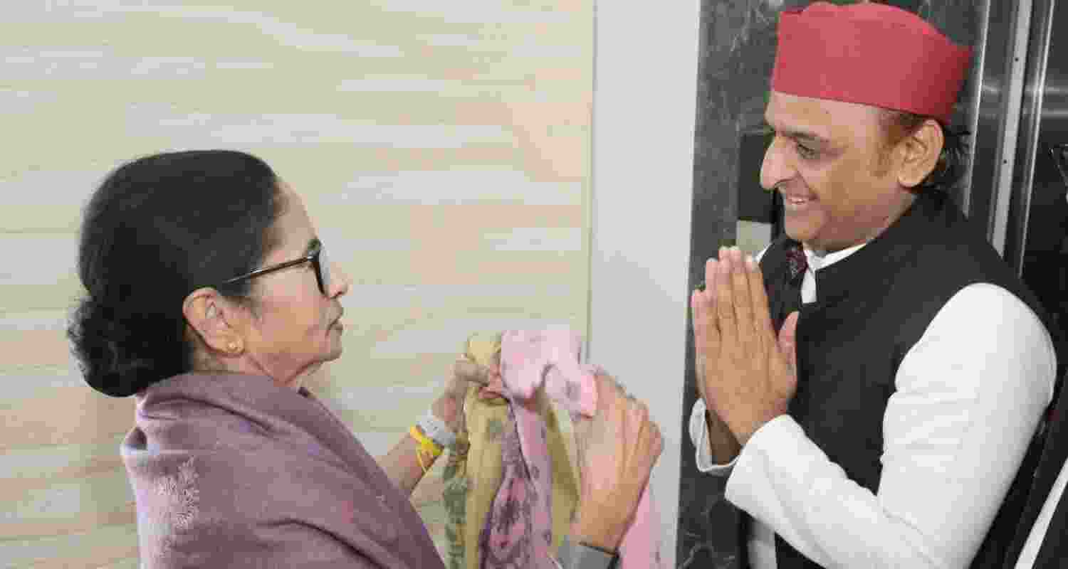 West Bengal Chief Minister Mamata Banerjee welcomes Samajwadi Party chief Akhilesh Yadav at Nabanna on Tuesday. West Bengal Chief Minister Mamata Banerjee welcomes Samajwadi Party chief Akhilesh Yadav at Nabanna on Tuesday.