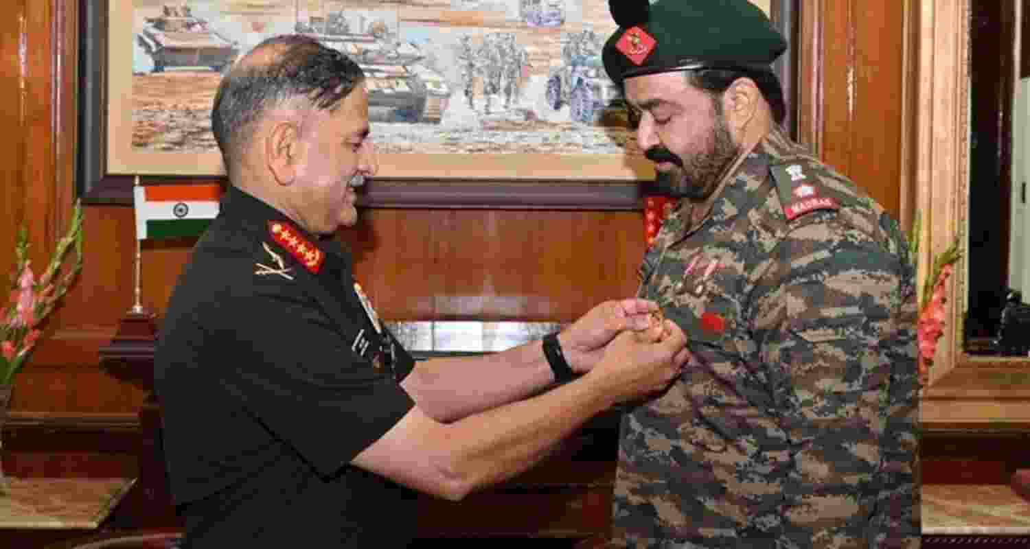 Malayalam superstar Mohanlal, a Lieutenant Colonel in the Territorial Army, receives commendation from Army Chief General Dwivedi. Malayalam superstar Mohanlal, a Lieutenant Colonel in the Territorial Army, receives commendation from Army Chief General Dwivedi.