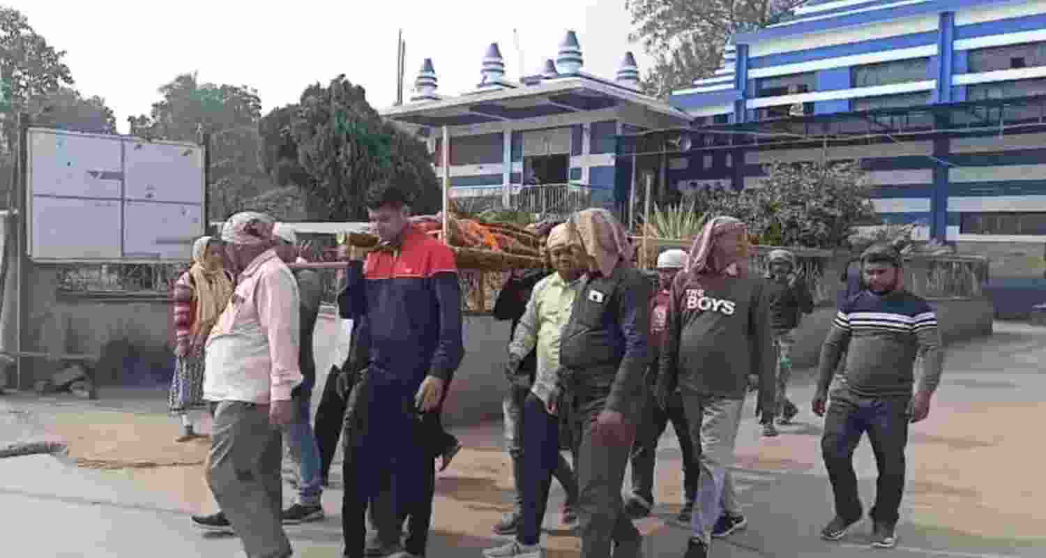 Muslims perform Hindu last rites in WB’s Nabadwip Muslims perform Hindu last rites in WB’s Nabadwip