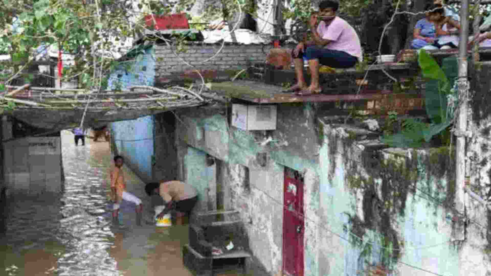 Delhi flood : Water enters homes, residents shift to safer places Delhi flood : Water enters homes, residents shift to safer places