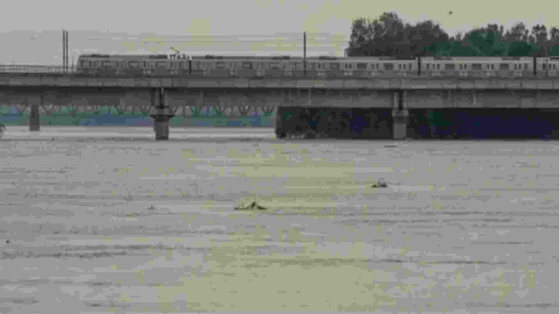 Flood advisory issued as Yamuna inches closer to danger mark Flood advisory issued as Yamuna inches closer to danger mark