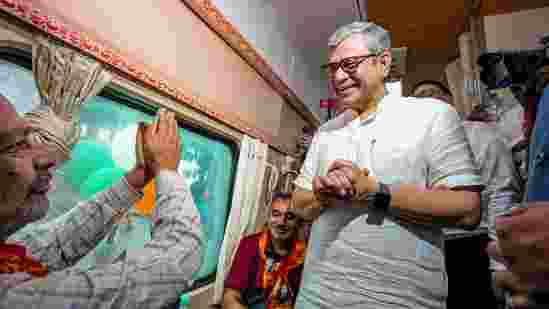 Railway Minister flags off Bharat Gaurav deluxe train for Bharat-Nepal Yatra Railway Minister flags off Bharat Gaurav deluxe train for Bharat-Nepal Yatra