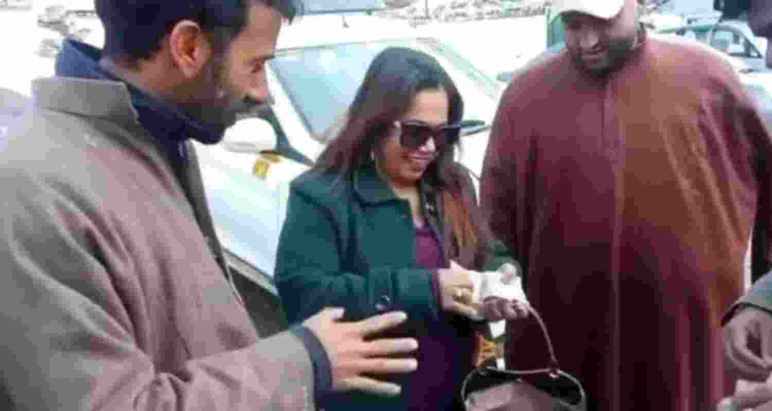 Cab driver in Kashmir returns bag full of valuables to tourist Cab driver in Kashmir returns bag full of valuables to tourist