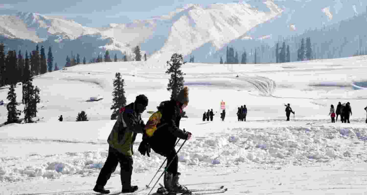 J&K tourism shows steady growth, 1.78cr tourists visit in 2025 J&K tourism shows steady growth, 1.78cr tourists visit in 2025