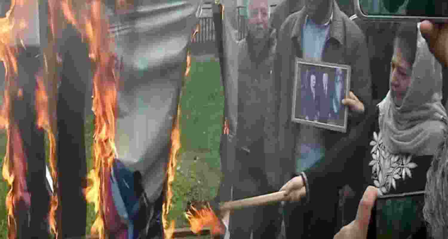 Mehbooba sets ablaze Trump-Netanyahu posters, slams Centre Mehbooba sets ablaze Trump-Netanyahu posters, slams Centre