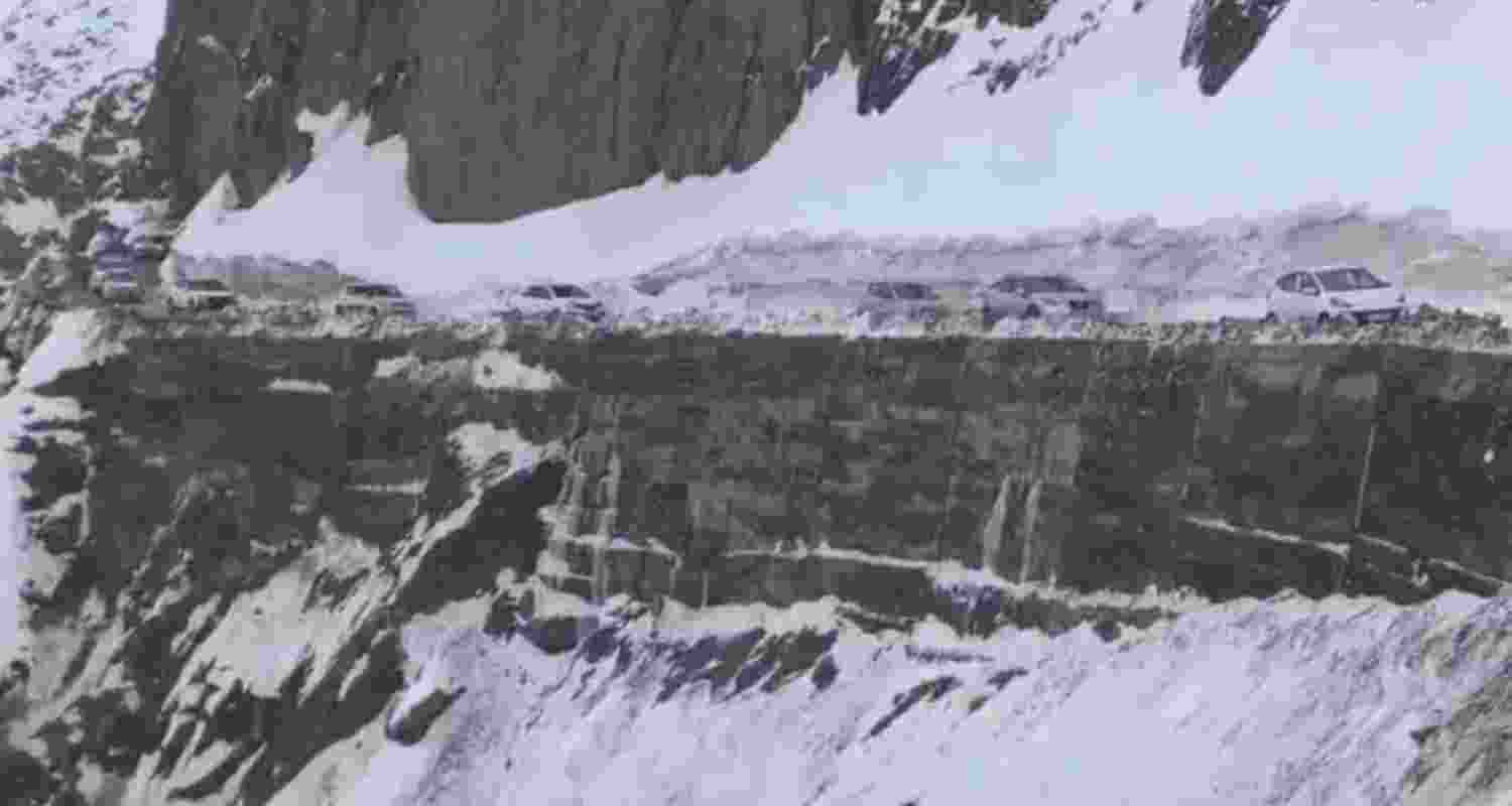 Fresh snowfall in upper reaches, Mughal road, Leh Highway closed Fresh snowfall in upper reaches, Mughal road, Leh Highway closed