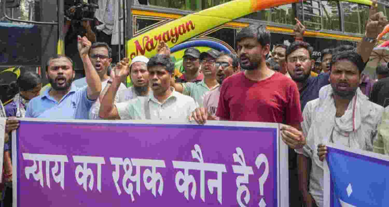 Sacked Bengal teachers head to Delhi for attending SC hearing Sacked Bengal teachers head to Delhi for attending SC hearing