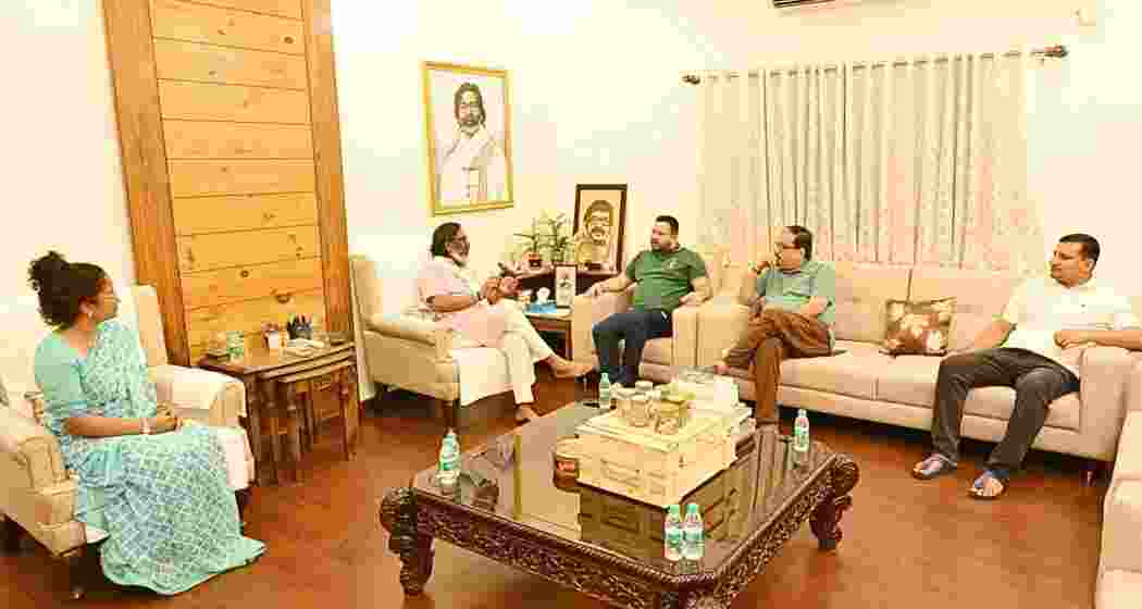 Ranchi: Jharkhand Chief Minister Hemant Soren with his wife and JMM leader Kalpana Soren, RJD leaders Tejashwi Yadav and Manoj Kumar Jha during a meeting ahead of the Jharkhand Assembly elections, in Ranchi. Ranchi: Jharkhand Chief Minister Hemant Soren with his wife and JMM leader Kalpana Soren, RJD leaders Tejashwi Yadav and Manoj Kumar Jha during a meeting ahead of the Jharkhand Assembly elections, in Ranchi.