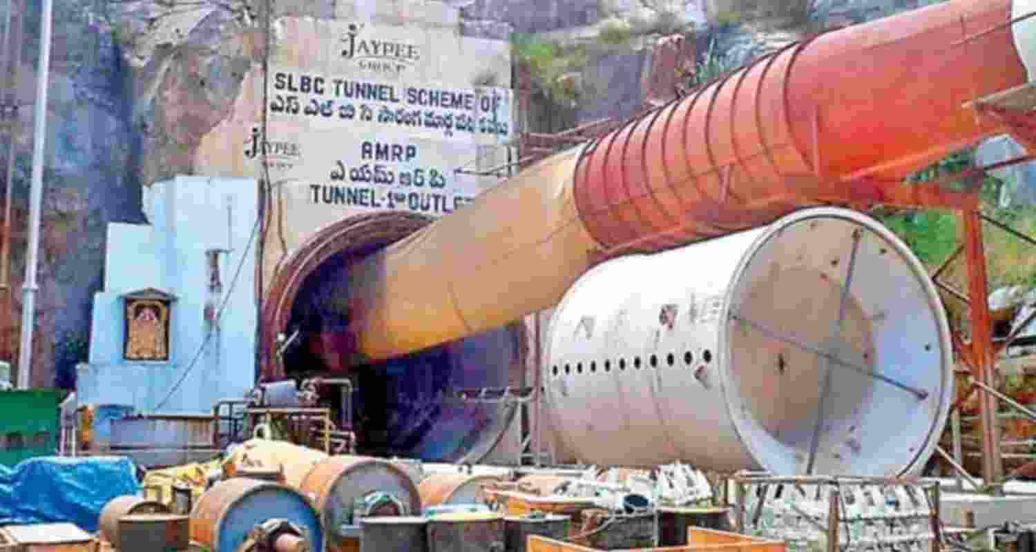 Eight trapped in tunnel mishap in T'gana, rescue efforts on Eight trapped in tunnel mishap in T'gana, rescue efforts on