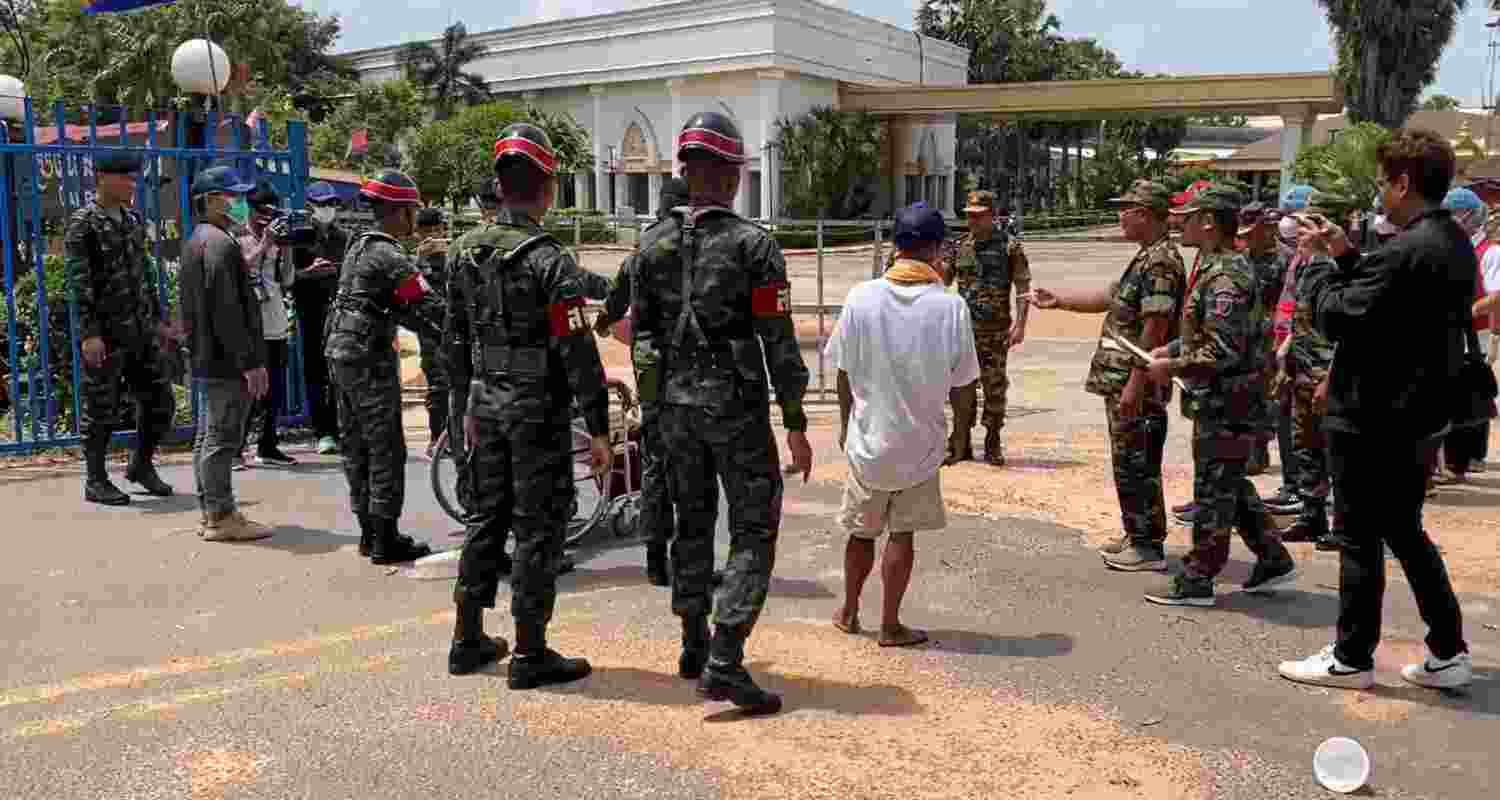 Thai Army returns 2 captured soldiers to Cambodia after ceasefire Thai Army returns 2 captured soldiers to Cambodia after ceasefire