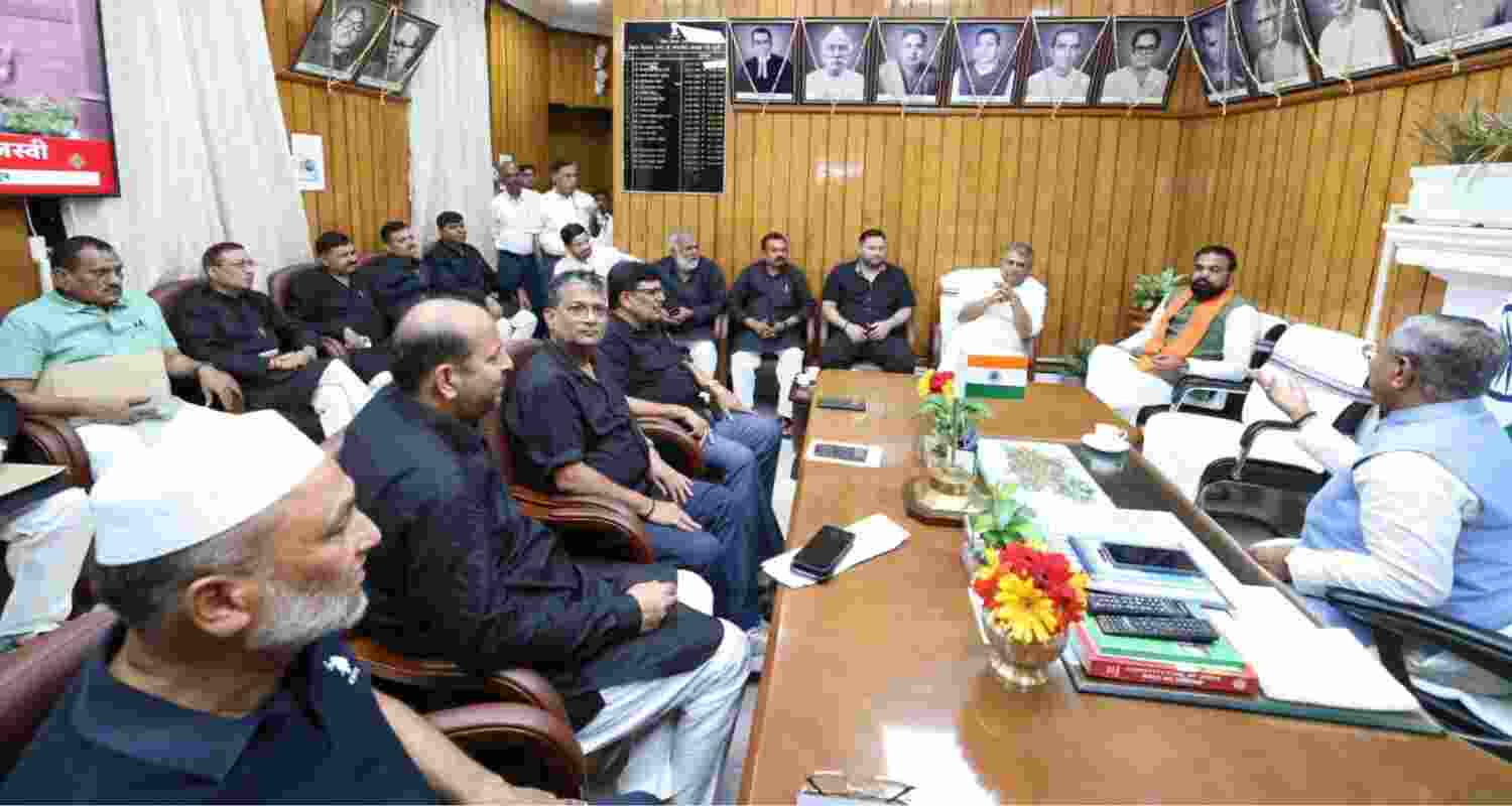 Tejashwi attacks Deputy CM Vijay Sinha in Assembly. Tejashwi attacks Deputy CM Vijay Sinha in Assembly.