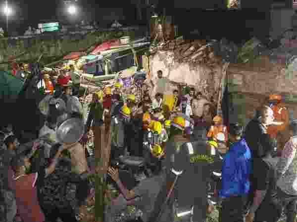 3 dead, 6 feared trapped in UP’s Meerut building collapse 3 dead, 6 feared trapped in UP’s Meerut building collapse