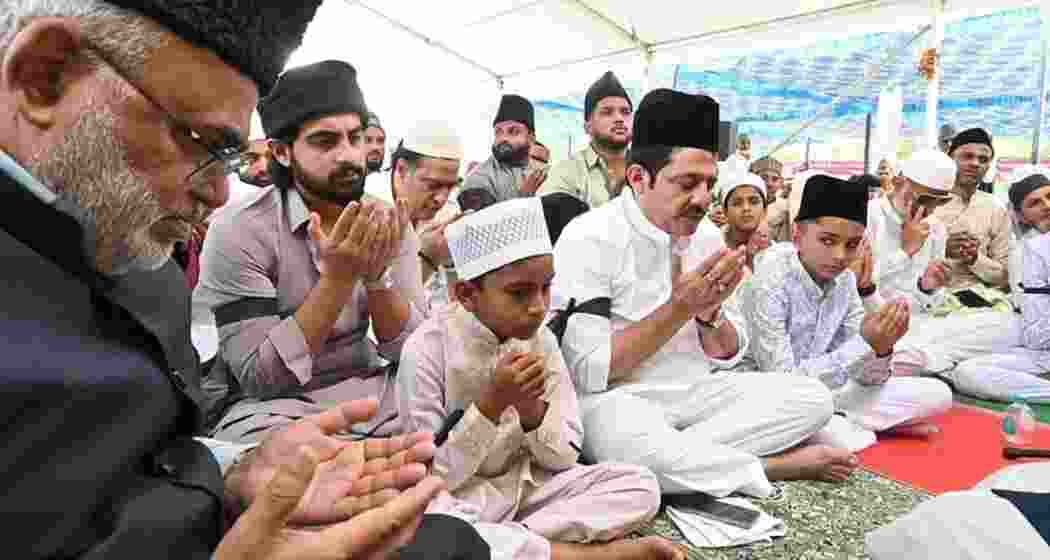 Protests during Eid celebrations in Madhya Pradesh saw black armbands worn against the Waqf Amendment Bill, while a placard expressing support for Palestine sparked a political war between BJP and Congress.
Protests during Eid celebrations in Madhya Pradesh saw black armbands worn against the Waqf Amendment Bill, while a placard expressing support for Palestine sparked a political war between BJP and Congress.