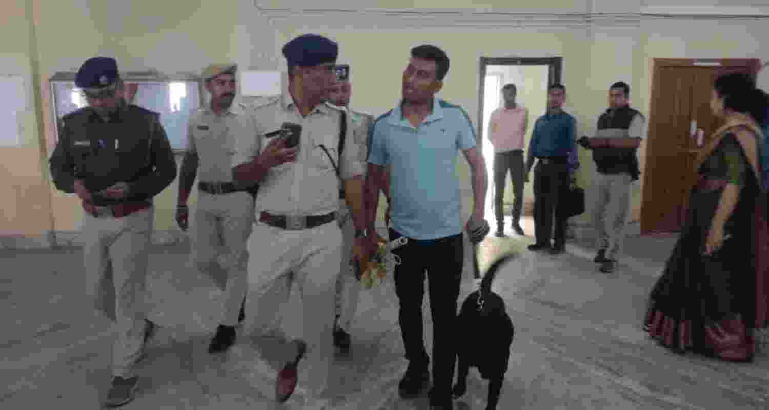 Bomb threat emails trigger panic and evacuations at courts in Kolkata, Asansol, Durgapur and Chinsurah; police launch probe. Bomb threat emails trigger panic and evacuations at courts in Kolkata, Asansol, Durgapur and Chinsurah; police launch probe.