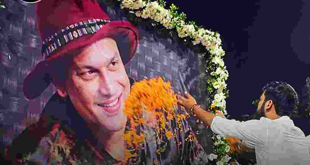 A fan pays floral tribute to the late singer Zubeen Garg. A fan pays floral tribute to the late singer Zubeen Garg.